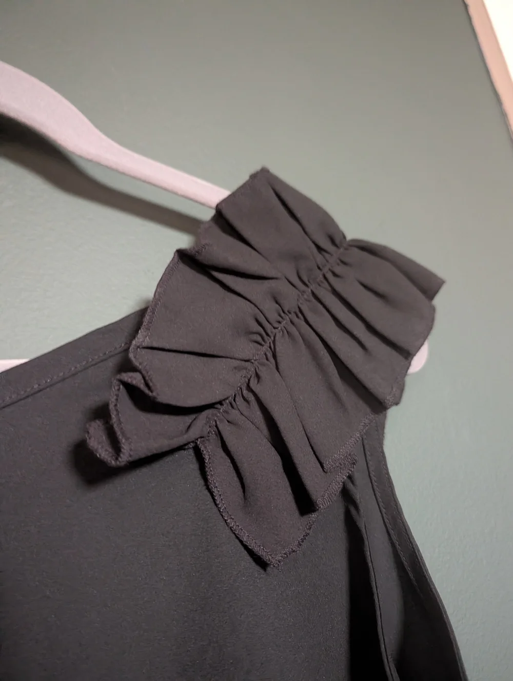 Zanana NWT Black Ruffle Shoulder V-Neck Sleeveless Top 002 - Picture 3 of 5